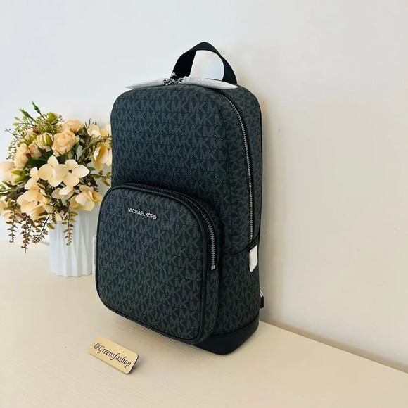 Michael Kors MK Cooper Logo Sling Pack Black Signature - Picture 2 of 8